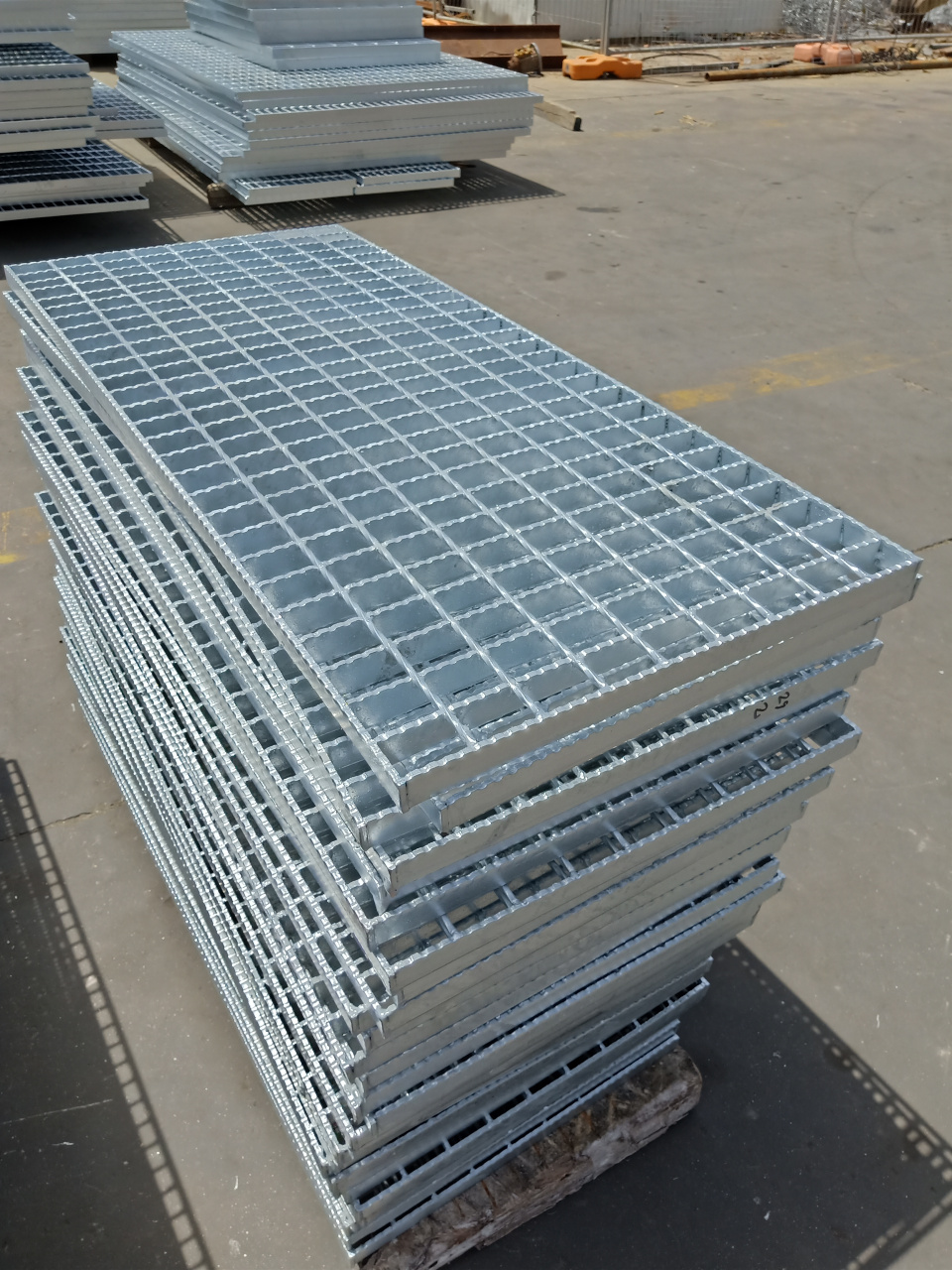 齿形钢格板是一种具有高强度,耐磨,防滑性能的建筑