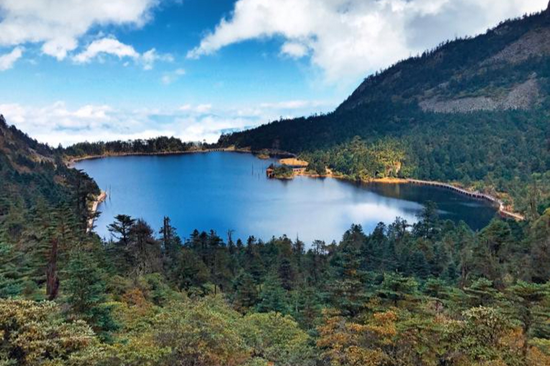 它是凉山州最高的山峰之一,不仅有壮观的自然风光,还是个超赞的旅游