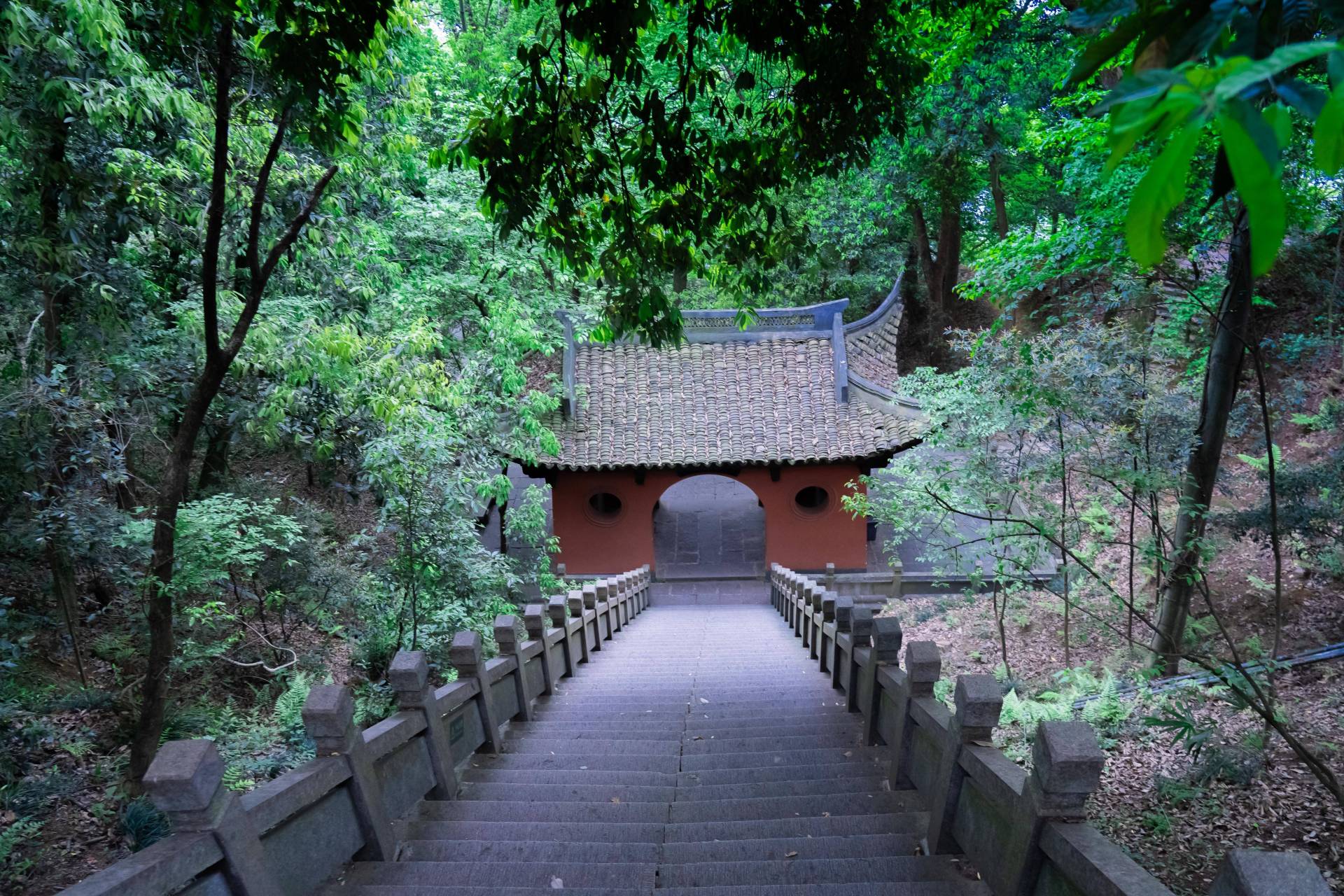 桐庐有座桐君山,位于"水皆缥碧,千丈见底"地,富春江与天目溪合流处,与