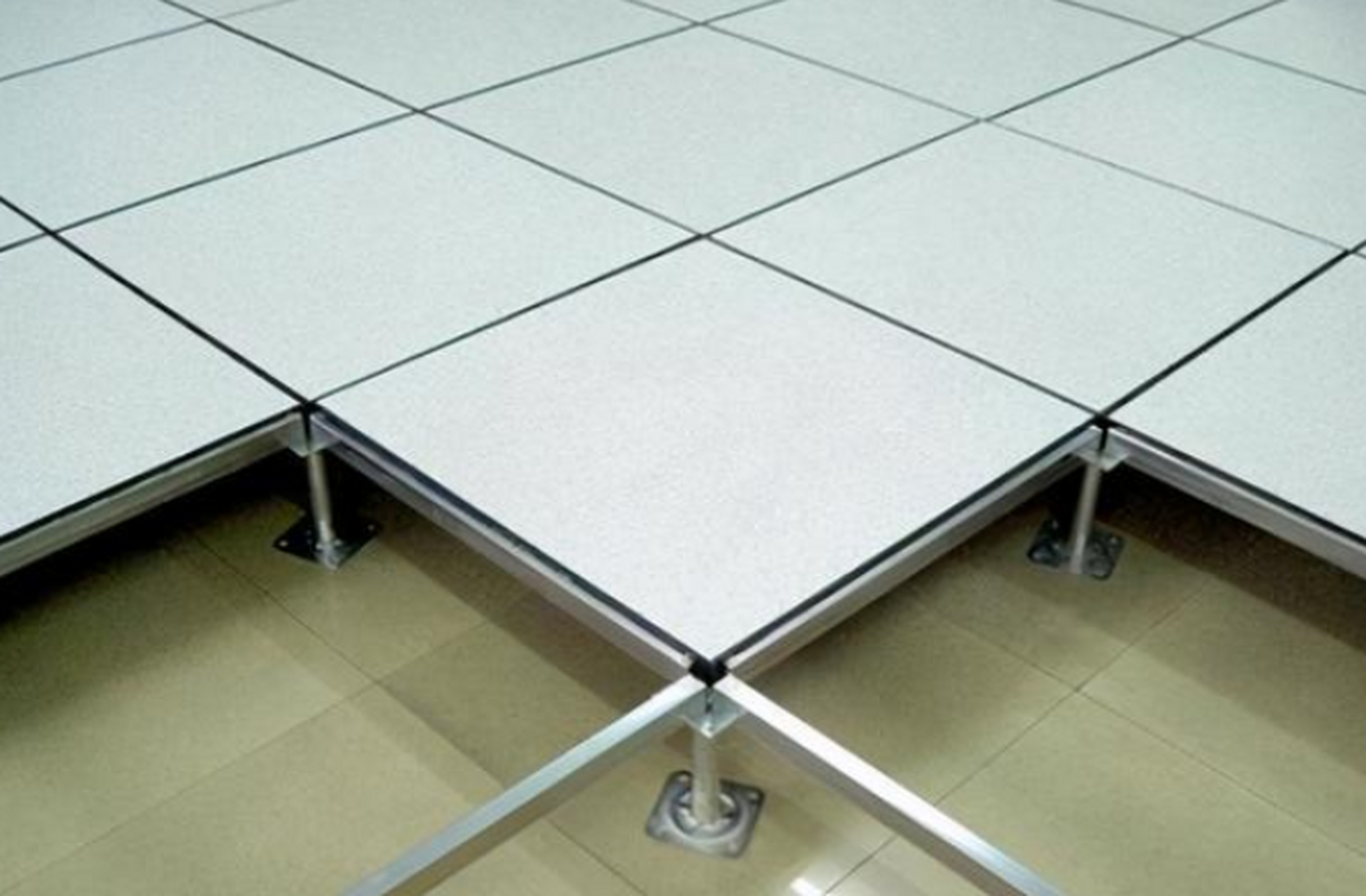 防静电地板的种类 防静电瓷砖:瓷砖烧制过程中加防静电粉末进行物理