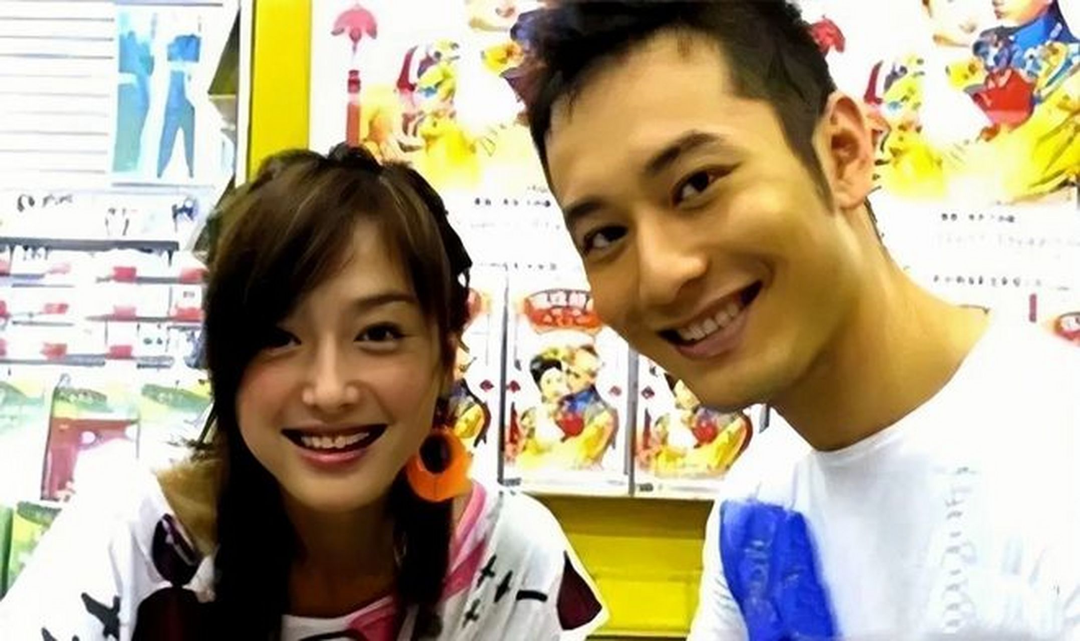 秦岚和黄晓明年轻时的合照,两人看起来都很青涩,男帅女美,举止优雅,看