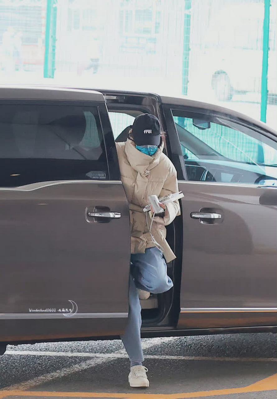 迪丽热巴|同样安利    昨天拍了一组照片,白色羽绒服和同色系运动鞋