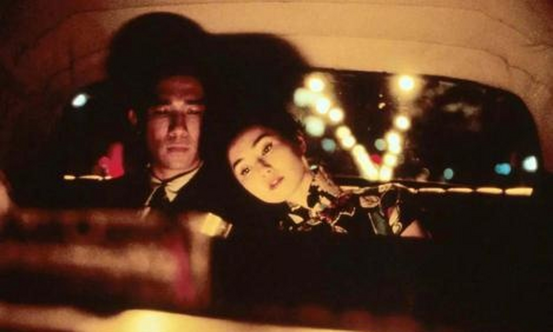 张曼玉在《警察故事》中饰演英雄背后的女人阿美,俏皮可爱的她给观众