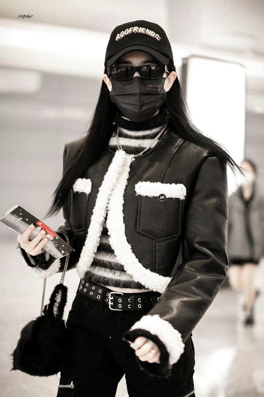 徐璐机场街拍,黑色皮外套 黑色工装裤 厚底休闲鞋率性大方.