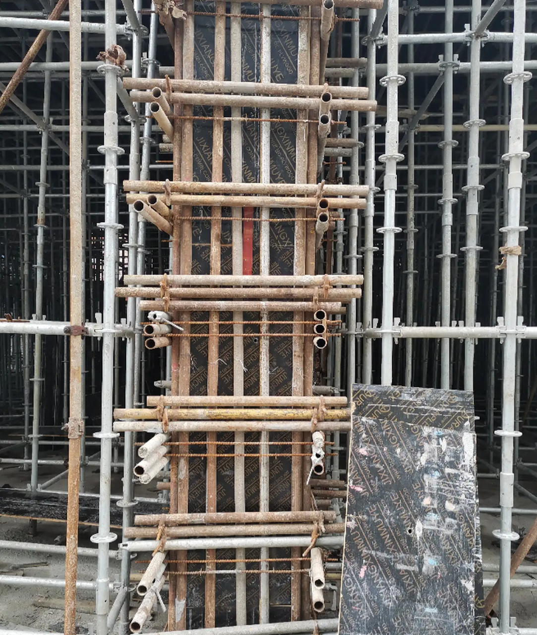 木工班组支模架未按照施工方案搭设,施工员就让现场班组改,改到监理