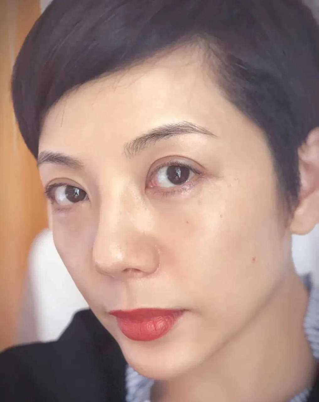 演员唐紫嫣发文称自己翻到了三年前短发的照片,感叹时间匆匆流逝,很想