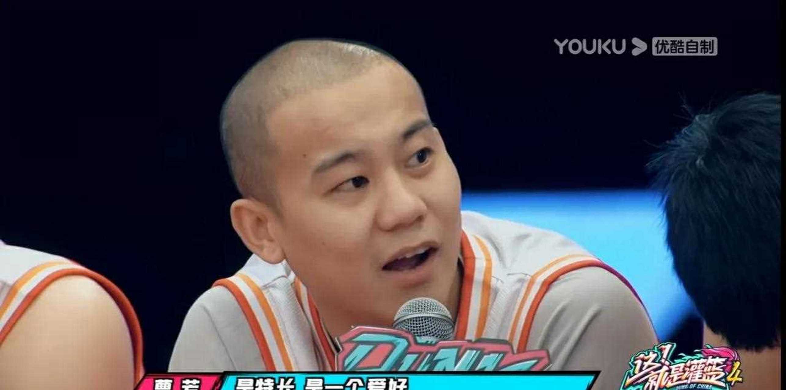 "曹芳的敢说惊得李晨张大了嘴.打"野"球很能赚钱?