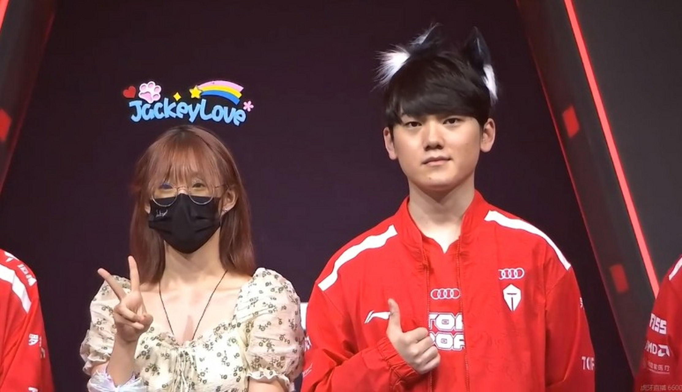 女粉丝给jackeylove戴上边牧耳朵!  话说,这真的不是宝蓝吗?