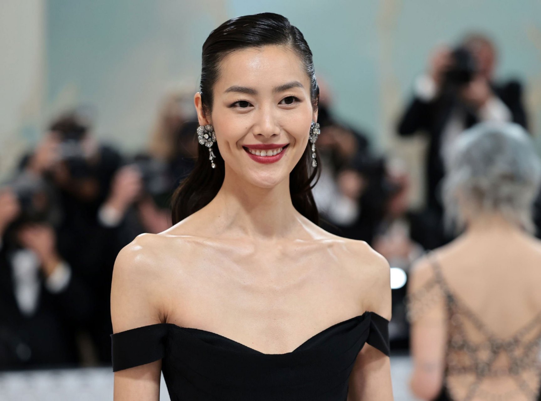 刘雯亮相 2023年metgala红毯造型,一身黑白礼服典雅又显高挑,一眼便知