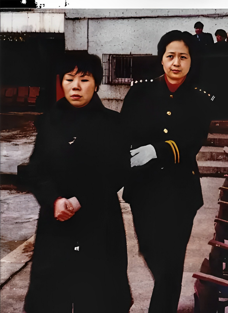 2003年,被判死缓的蒋艳萍,没有出众的外表,也没有华丽的履历,却能从一