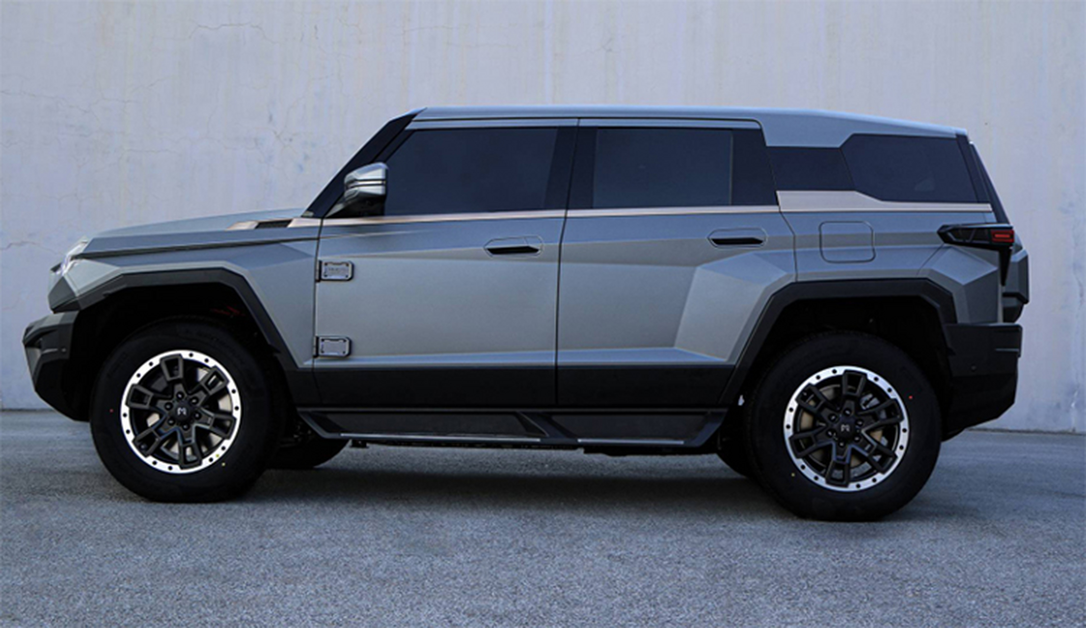 新款东风猛士917内饰部分,内饰方面进步也是非常大的,采用的是科技感