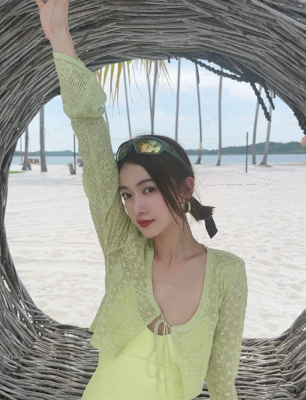 吴谨言 沙滩嫩绿泳装[鲜花]
