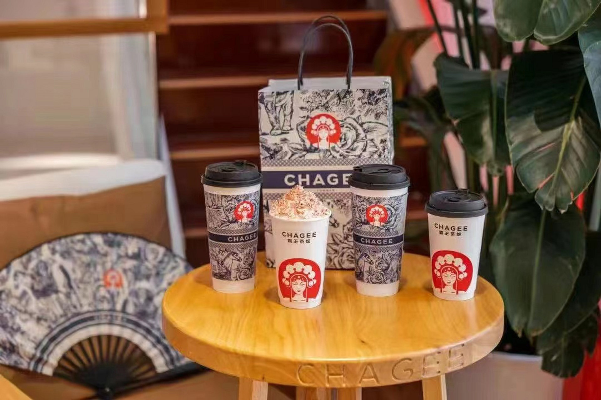 霸王茶姬加盟费用明细: 加盟费:69800 保证金:50000 品牌使用费