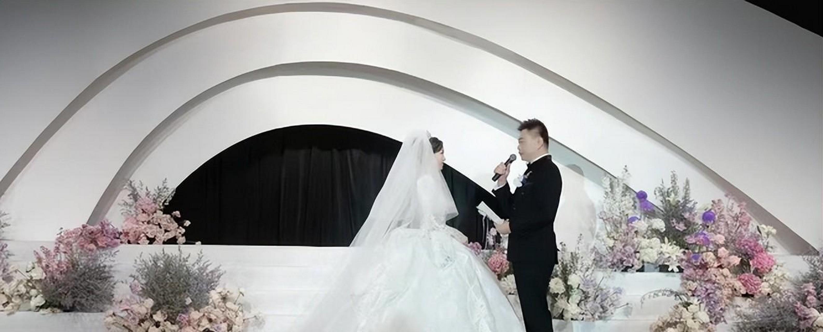 安徽卫视常怡秋:主持帮女郎,四十岁喜结良缘,老公撞脸刘强东