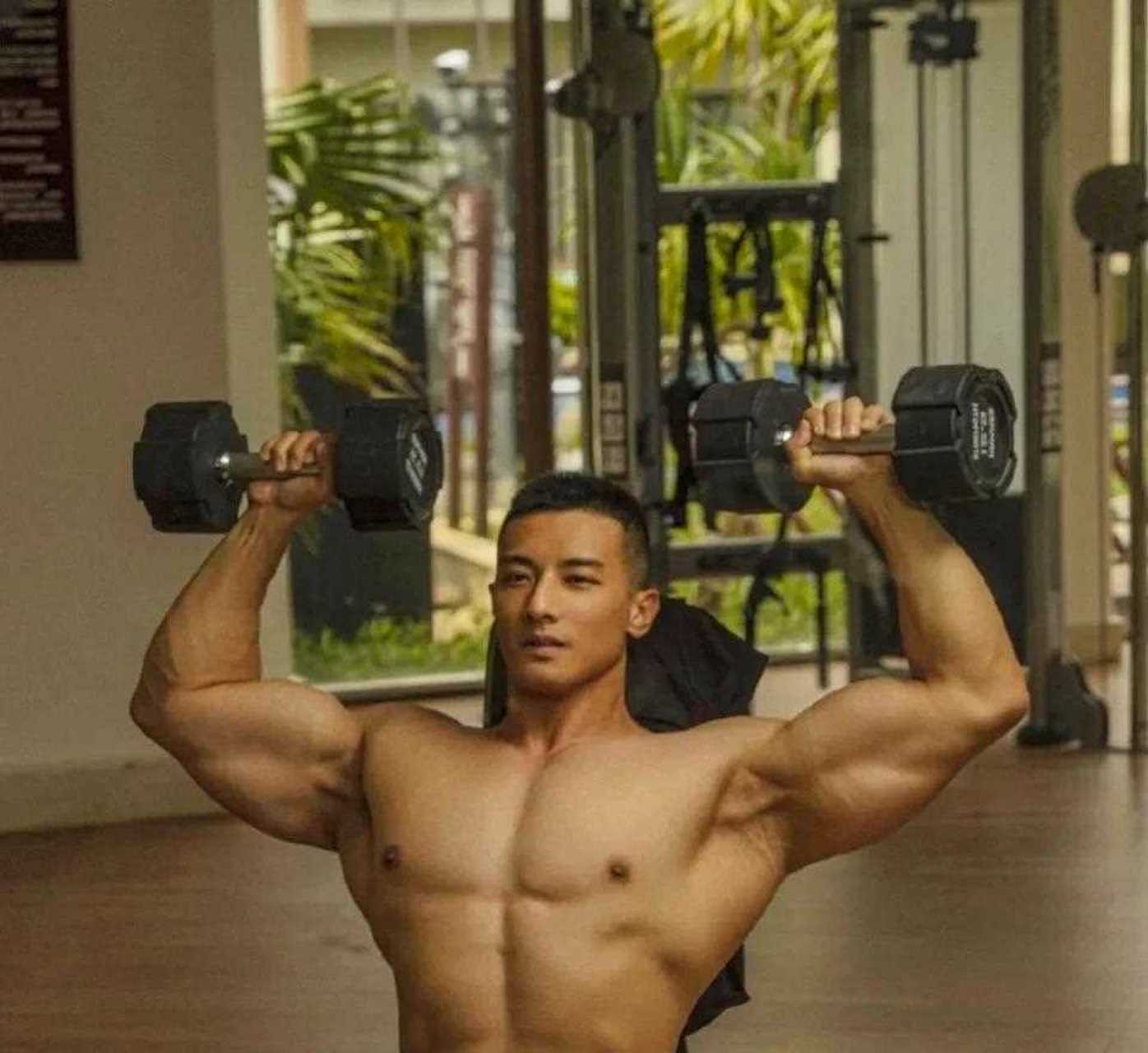 今天要介绍的这位可是健身圈里的名人张戈,1984年出生的,高挺的鼻梁