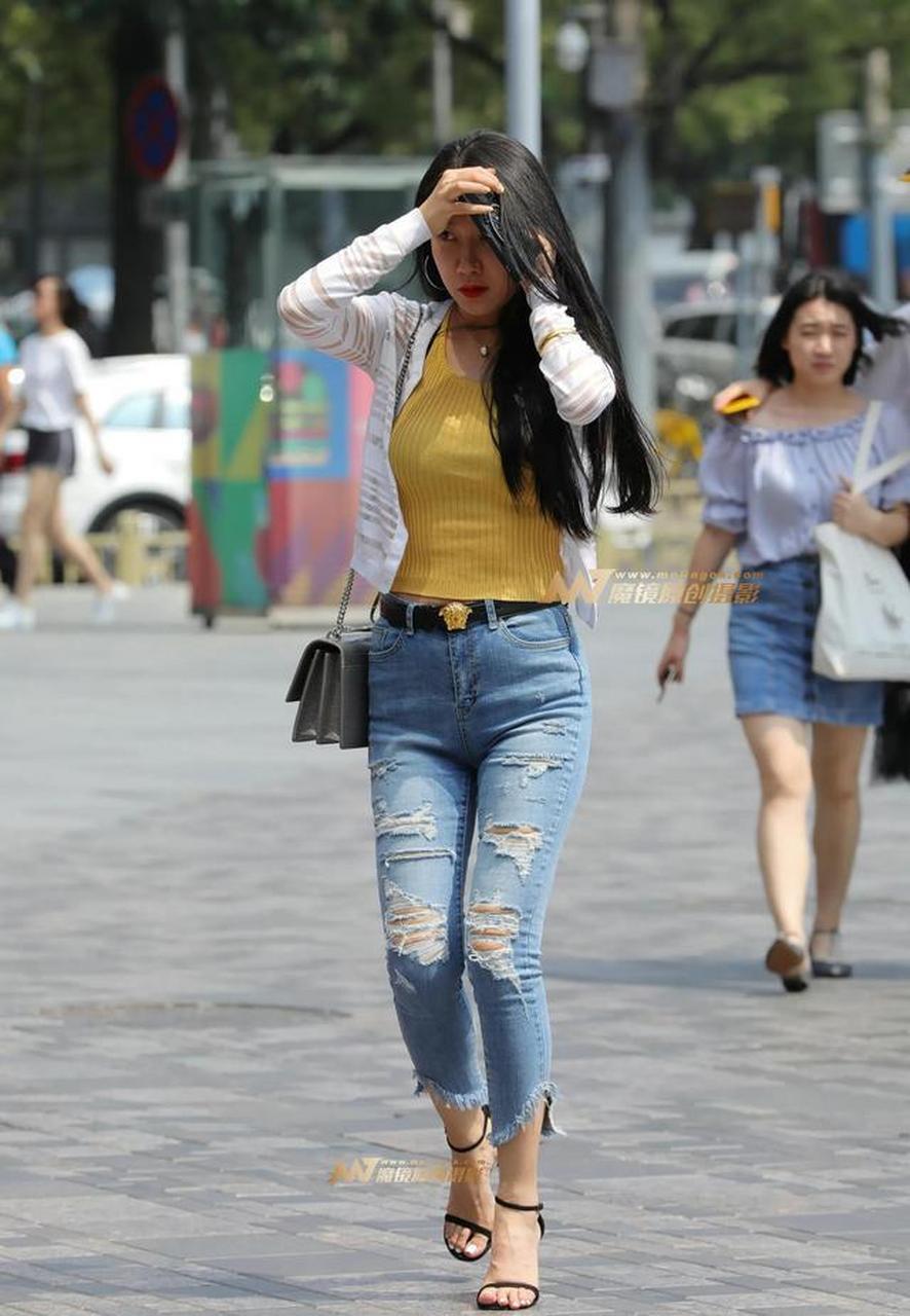 穿搭美图|街拍蓝色破洞牛仔裤搭配黄色衫的高挑气质小姐姐