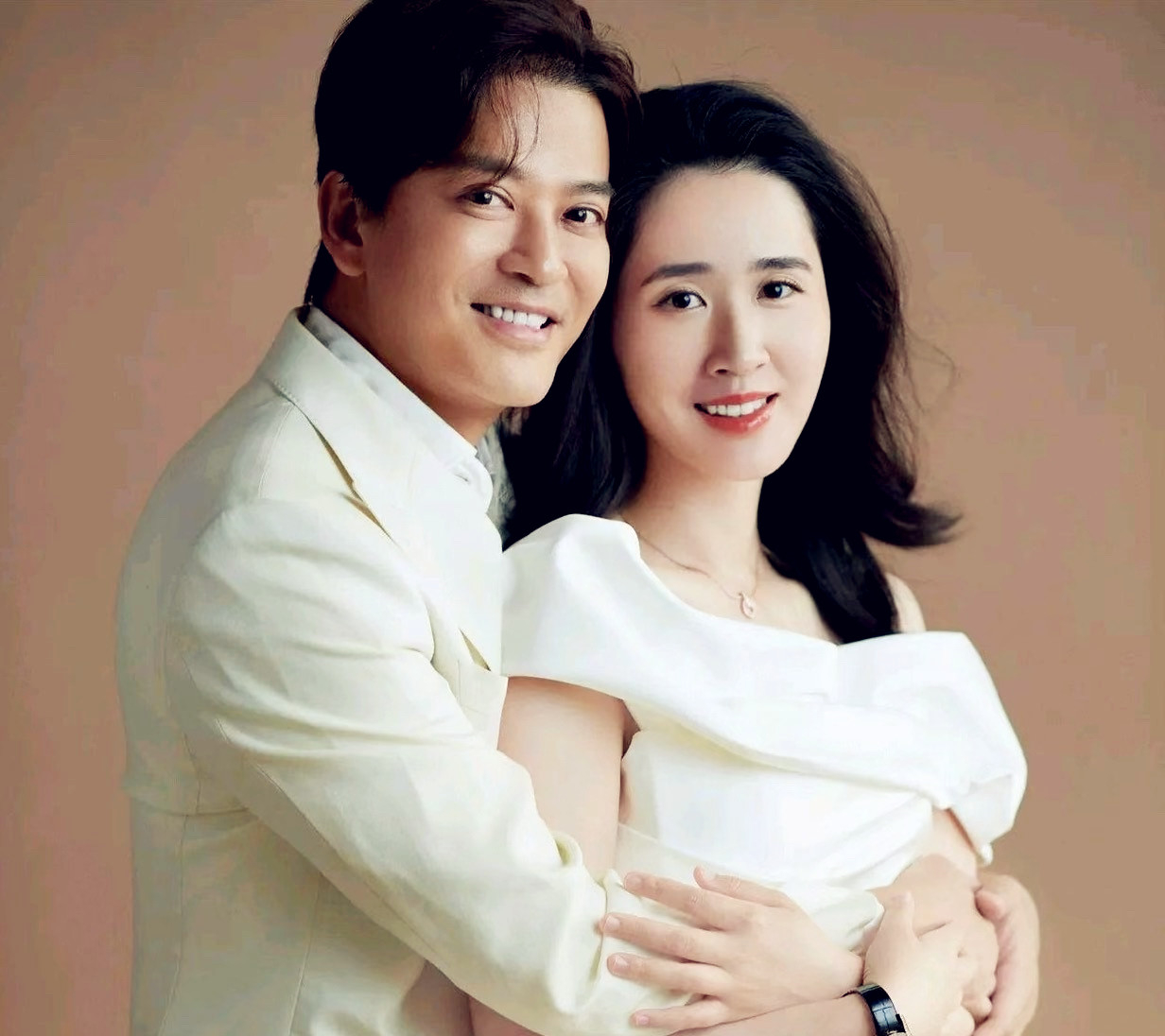 一个曾经家喻户晓的男明星,如今已经隐退了,虽然大家