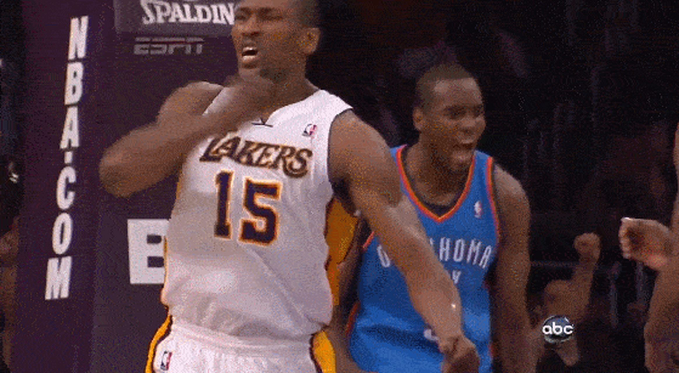 乔治:慈世平肘击哈登是我见过最可怕的犯规,我当时吓坏了.