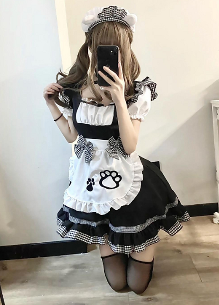 跪迎主人的黑丝女仆