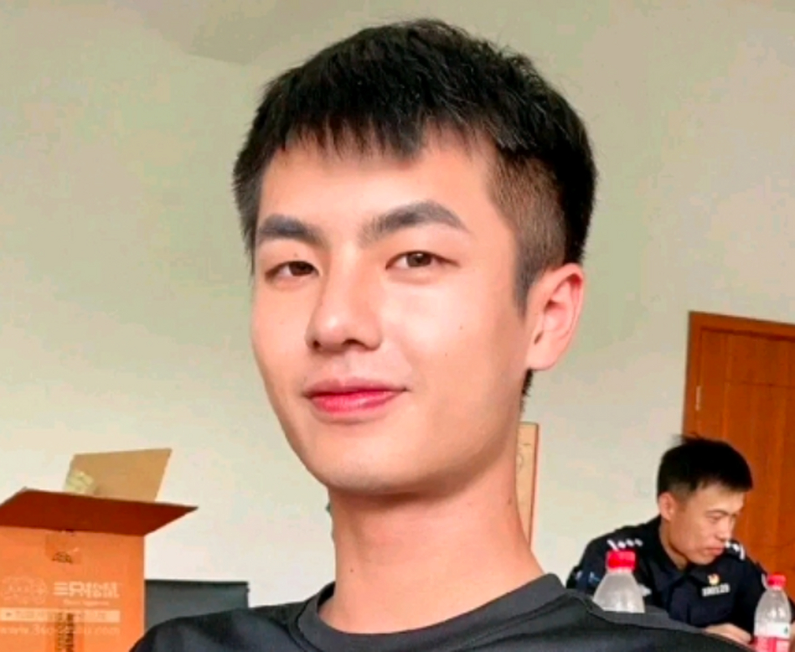 照片中这位年轻的缉毒警察叫陈铭生,他曾在毒枭做卧底八年,最后不慎