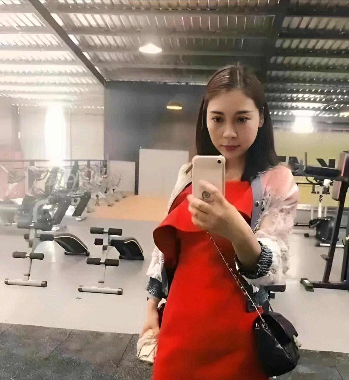 照片中,她身穿红色连衣裙,十分时尚.