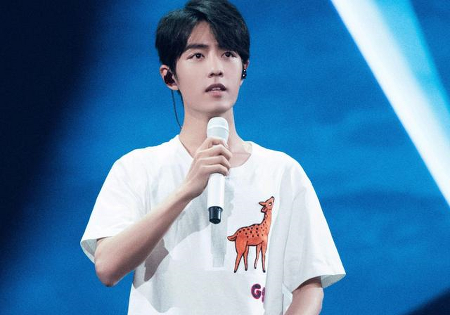 近日,音乐总监刘卓老师发文谈到了肖战作品《竹石》的创作背景,刘卓