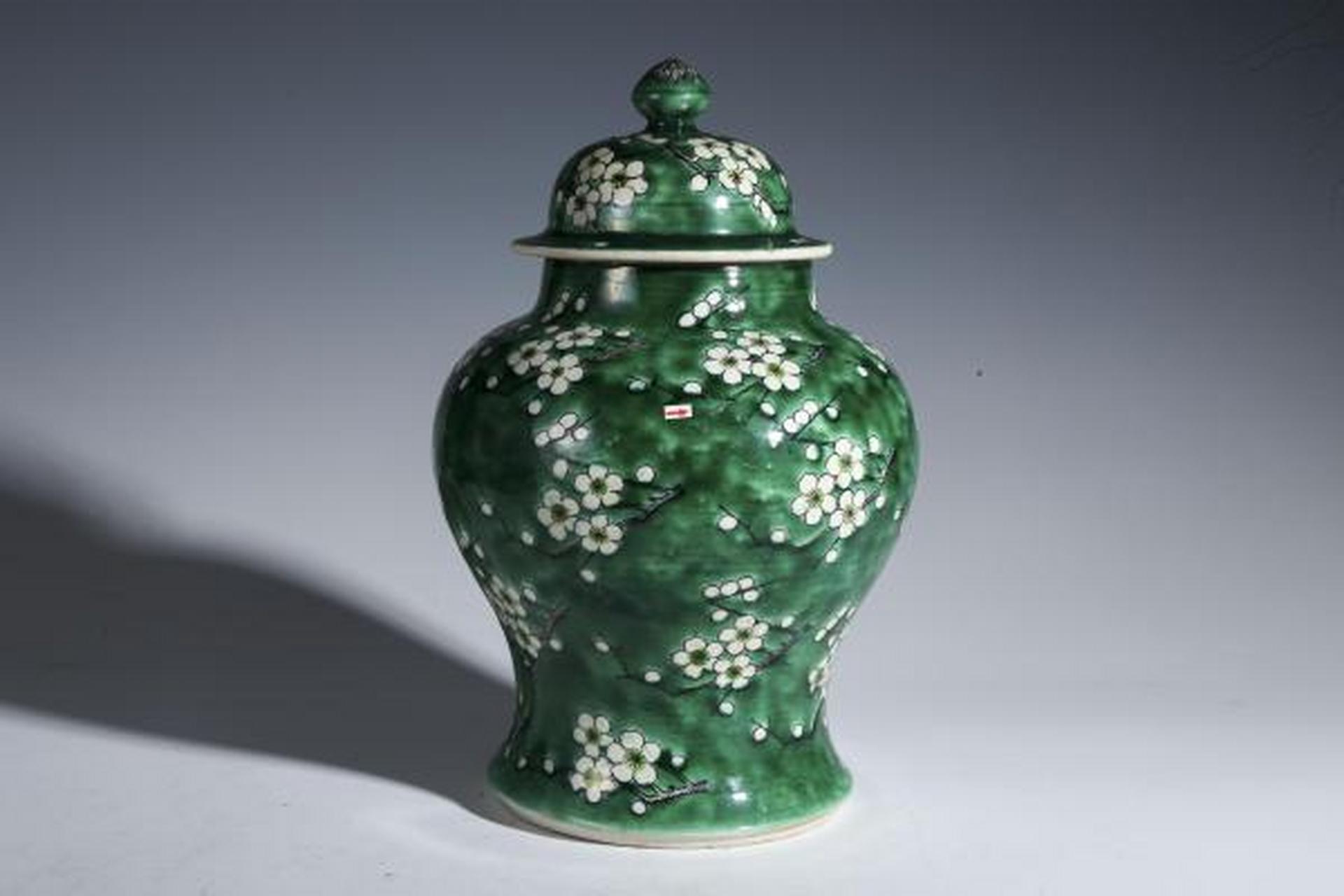 明代瓷器# 此件晚清民国·绿釉地留白梅纹将军罐,口径10.