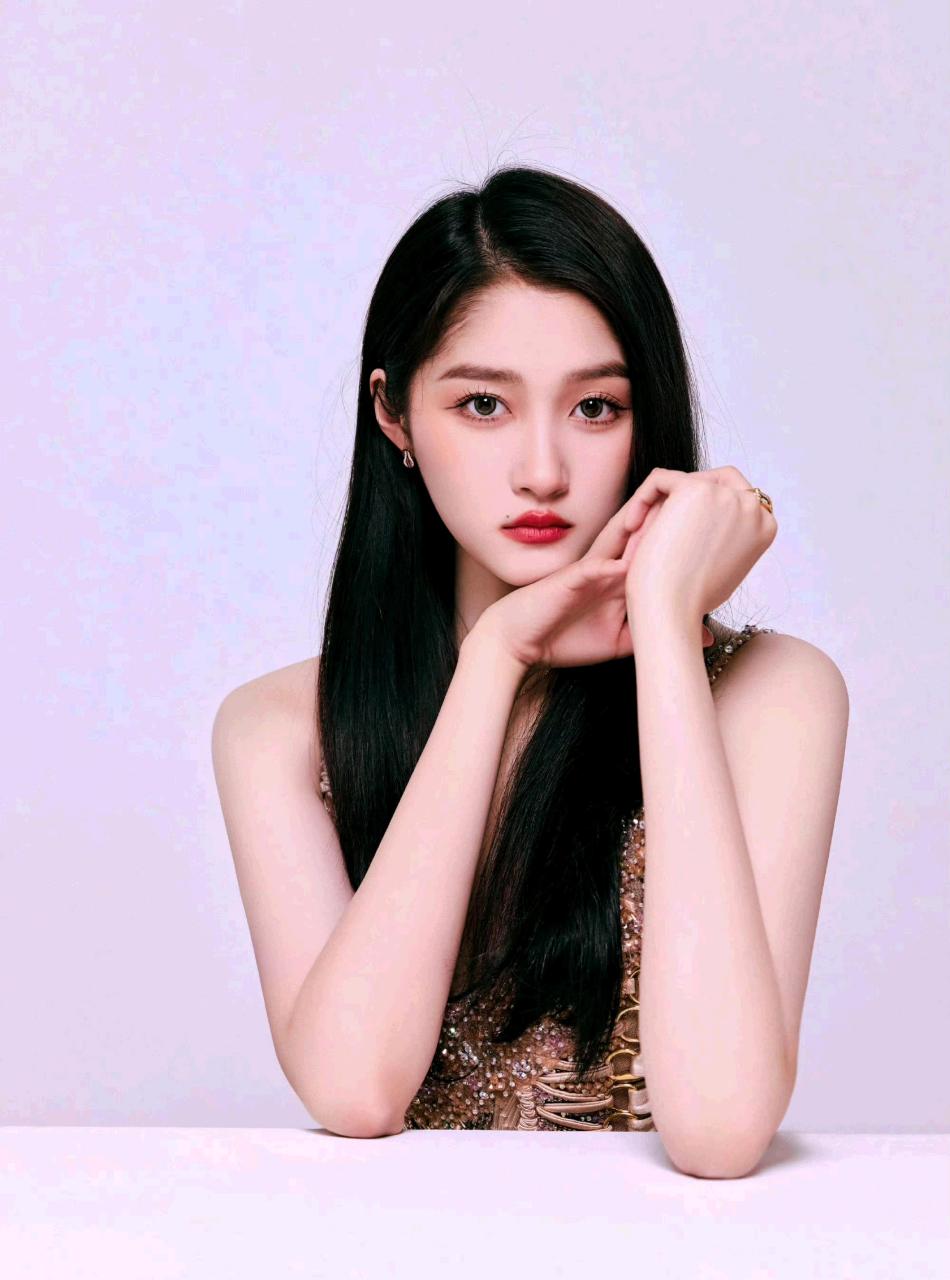 又是羡慕鹿晗的一天,这条裙子是为晓彤量身定做的,搭配高跟鞋,将她的