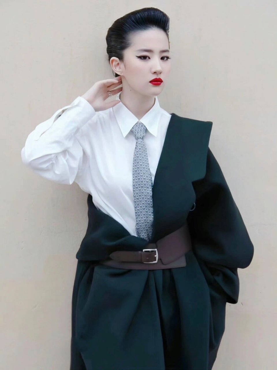 2012《时装》刘亦菲爱马仕  刘亦菲是一位备受关注的女演员,她的时尚