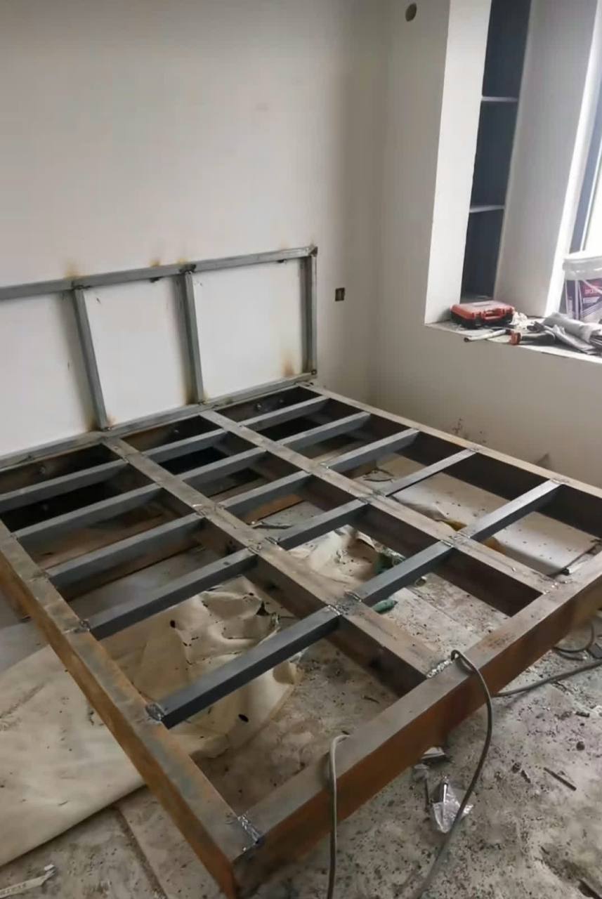 我男朋友的父亲是做装修生意的,他帮我们焊接了婚床. 你怎么认为?