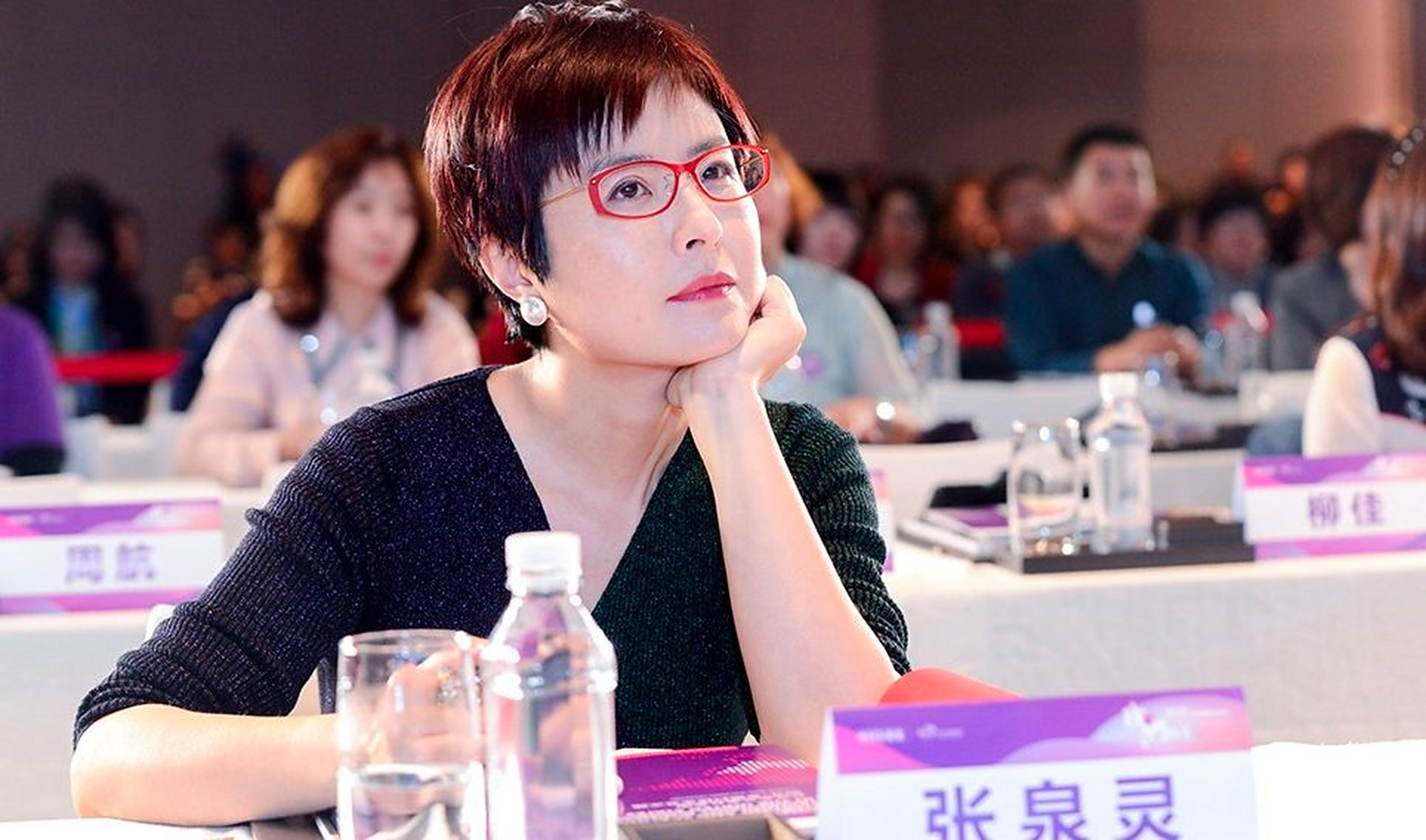 2002年,张泉灵前往阿富汗采访,忍了10多天没洗澡的她,浑身酸臭.