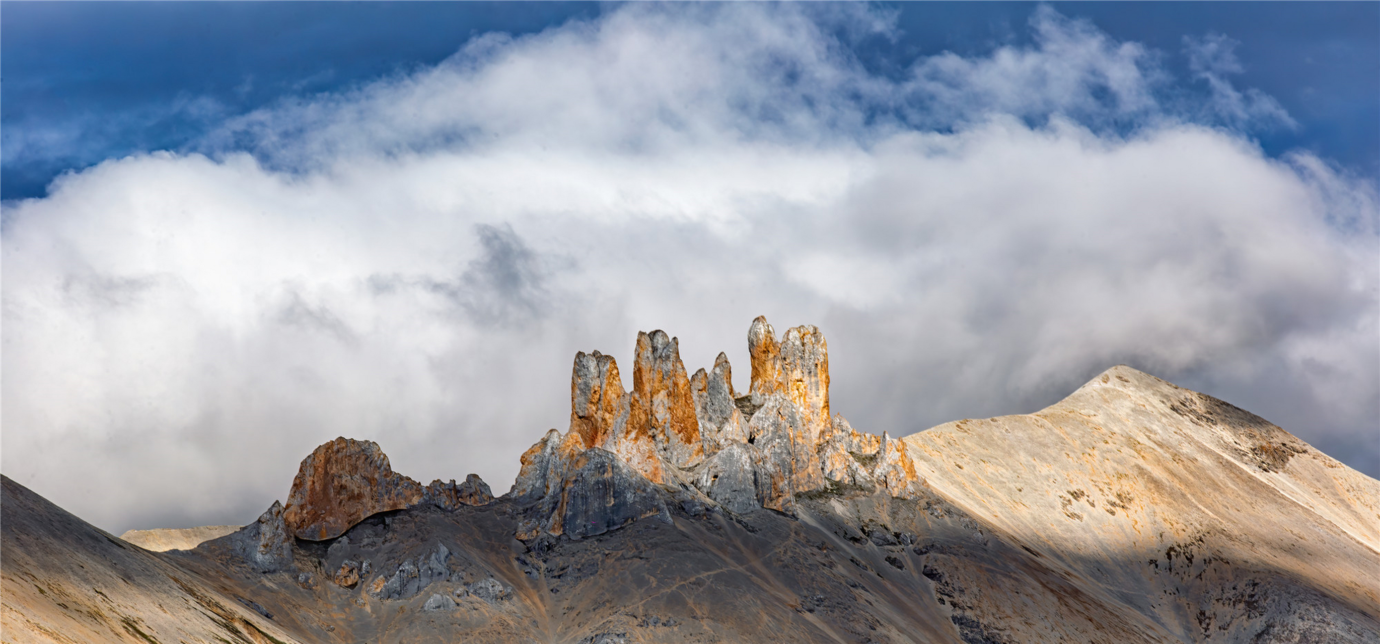 它就是位于洛隆县城东部35公里外的一处自然美景--背水仙女山.
