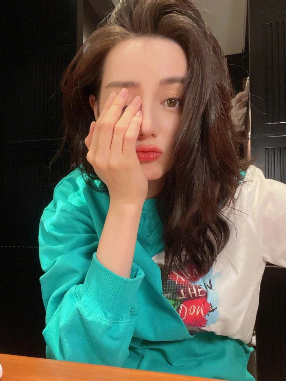 迪丽热巴晒自拍 一个喜欢"酷酷单品"的女孩 迪丽热巴刚刚晒出自拍