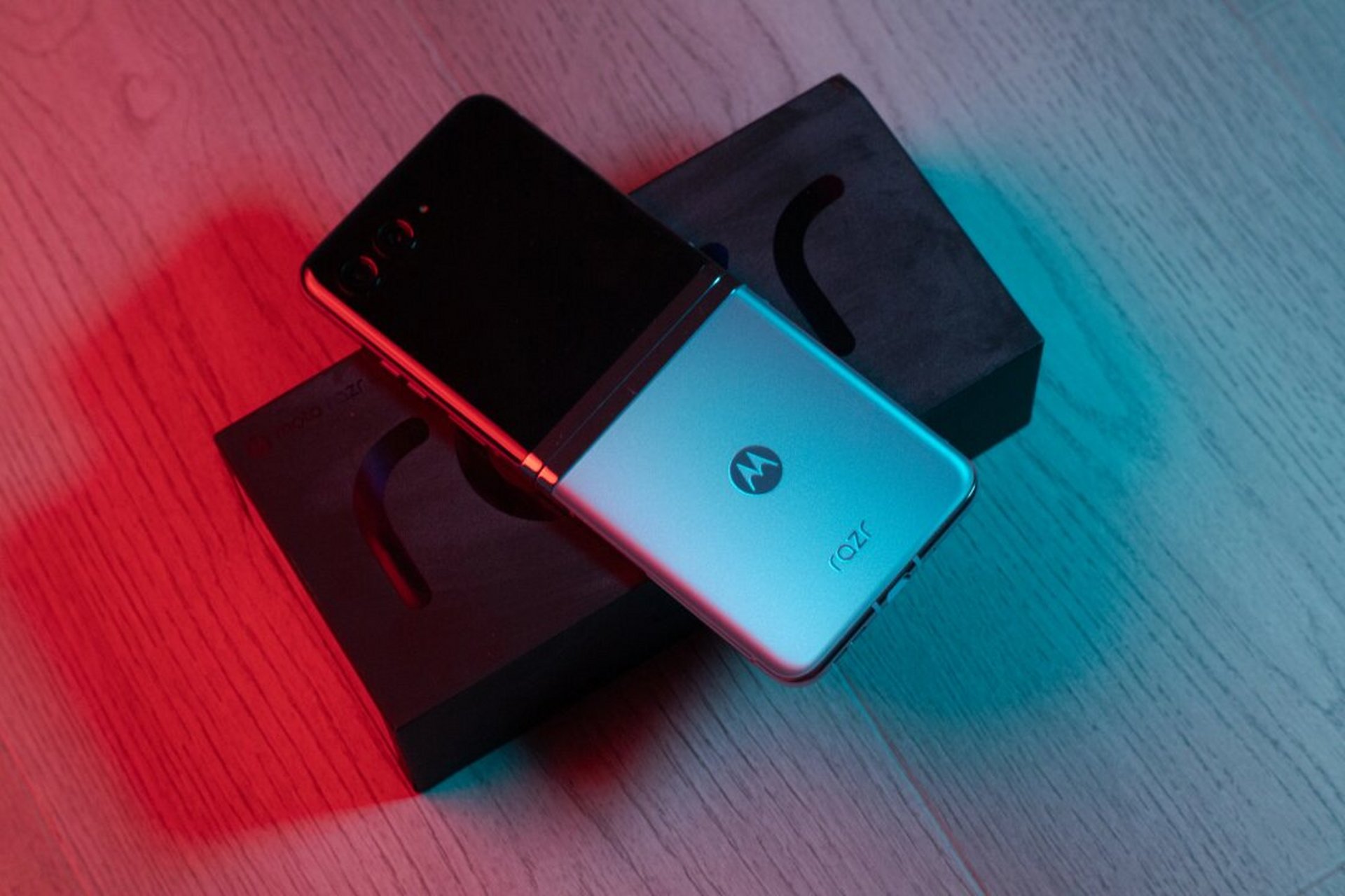 razr 40 ultra更适合年轻人的小折叠 时隔13年再次使用上了摩托罗拉的