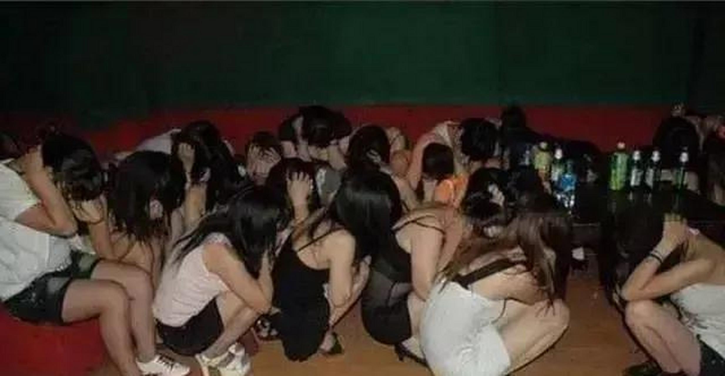 警方破获一起特大卖淫案,被抓获的卖淫女之中,年龄最大的只有20周岁!