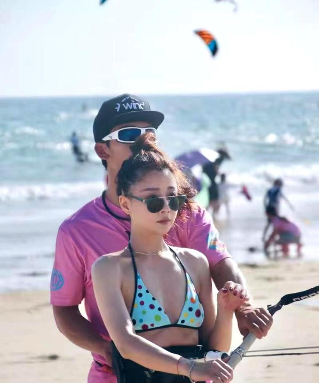 殷桃身穿泳衣扎着马尾在海边健身,瞬间减龄20岁,和小朋友亲密互动超