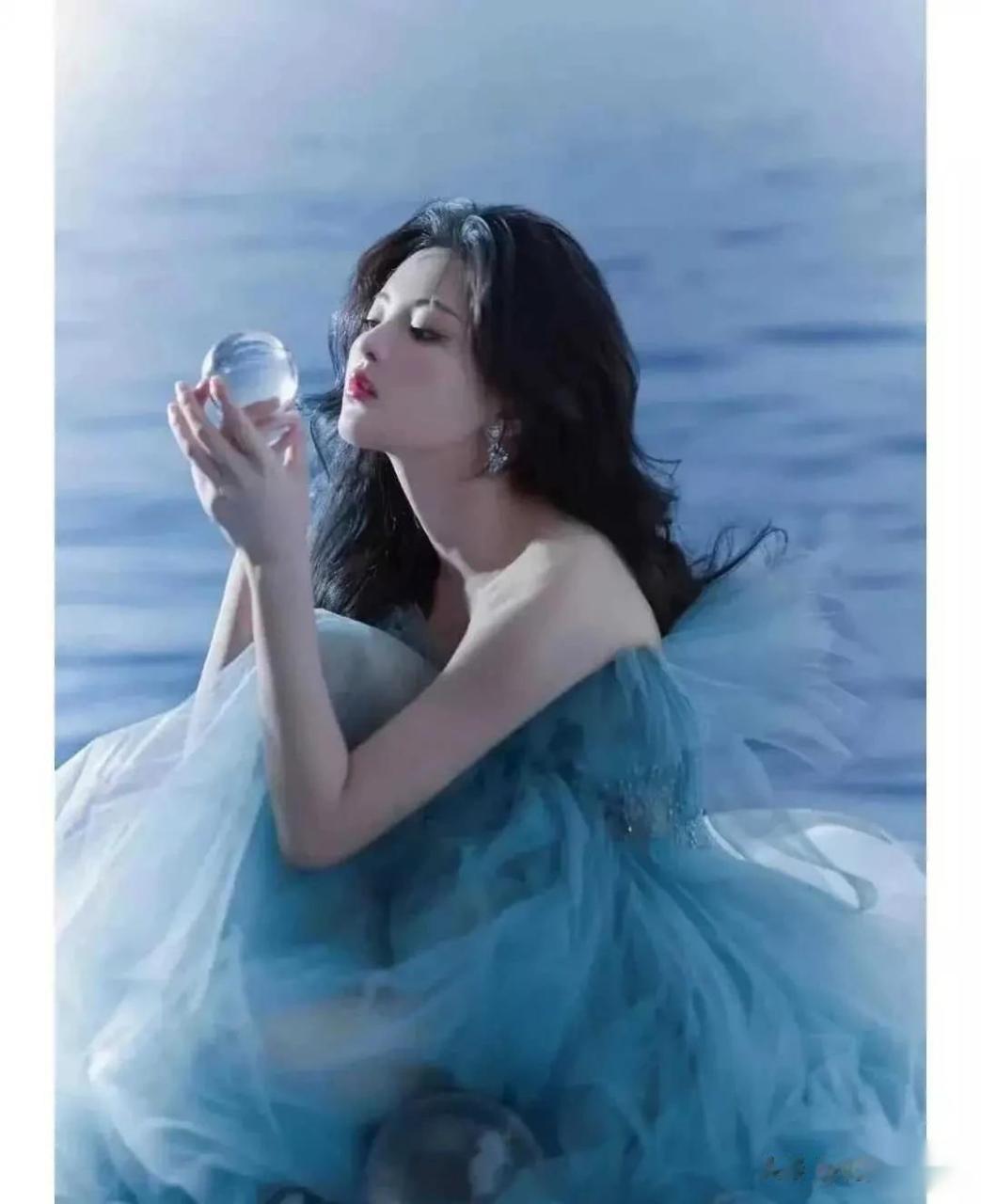 杨超越:直播胸部走光,50秒视频泄露,网友:漏出的肉粉色是啥近日,一段