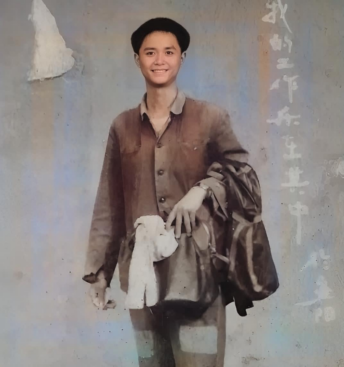 组知青在七十年代山的照片! 照片1:一名年轻男子服从组织在农村排队!