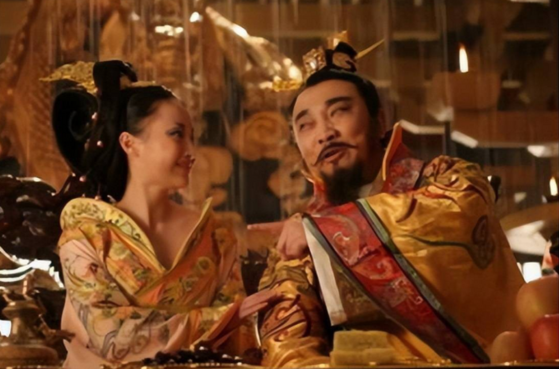 突然,宇文化及带骁果军冲入宫中,逢人便杀,遇宝则抢.