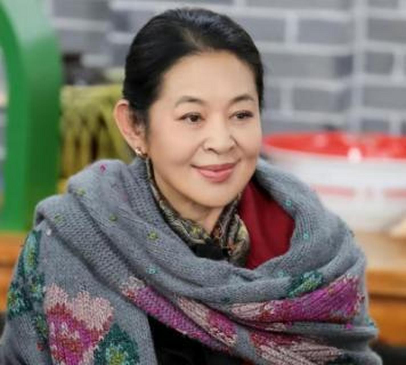 64岁倪萍近照曝光,脸崩尖下巴认不出,苹果肌又垮又肿抢镜.