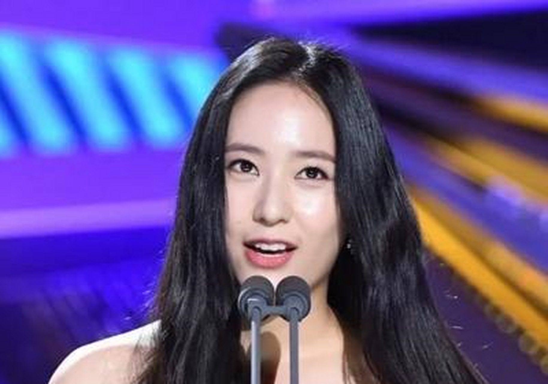 林允儿和郑秀晶的颜我都爱,一位甜美一位高冷,都是韩国高人气的女神.