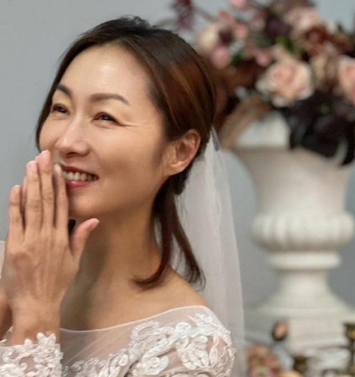 恭喜!51岁郑家榆晒婚纱照宣布结婚,曾和孙耀威恋爱后分手,对的人来的