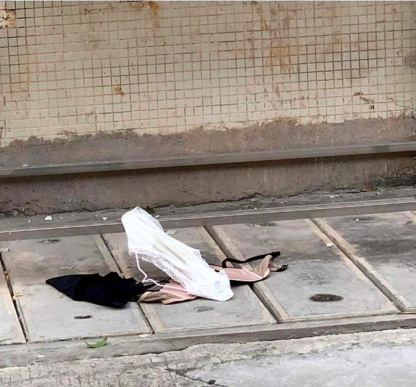 楼上晒的衣服掉下来了,我应该帮忙送上去吗?