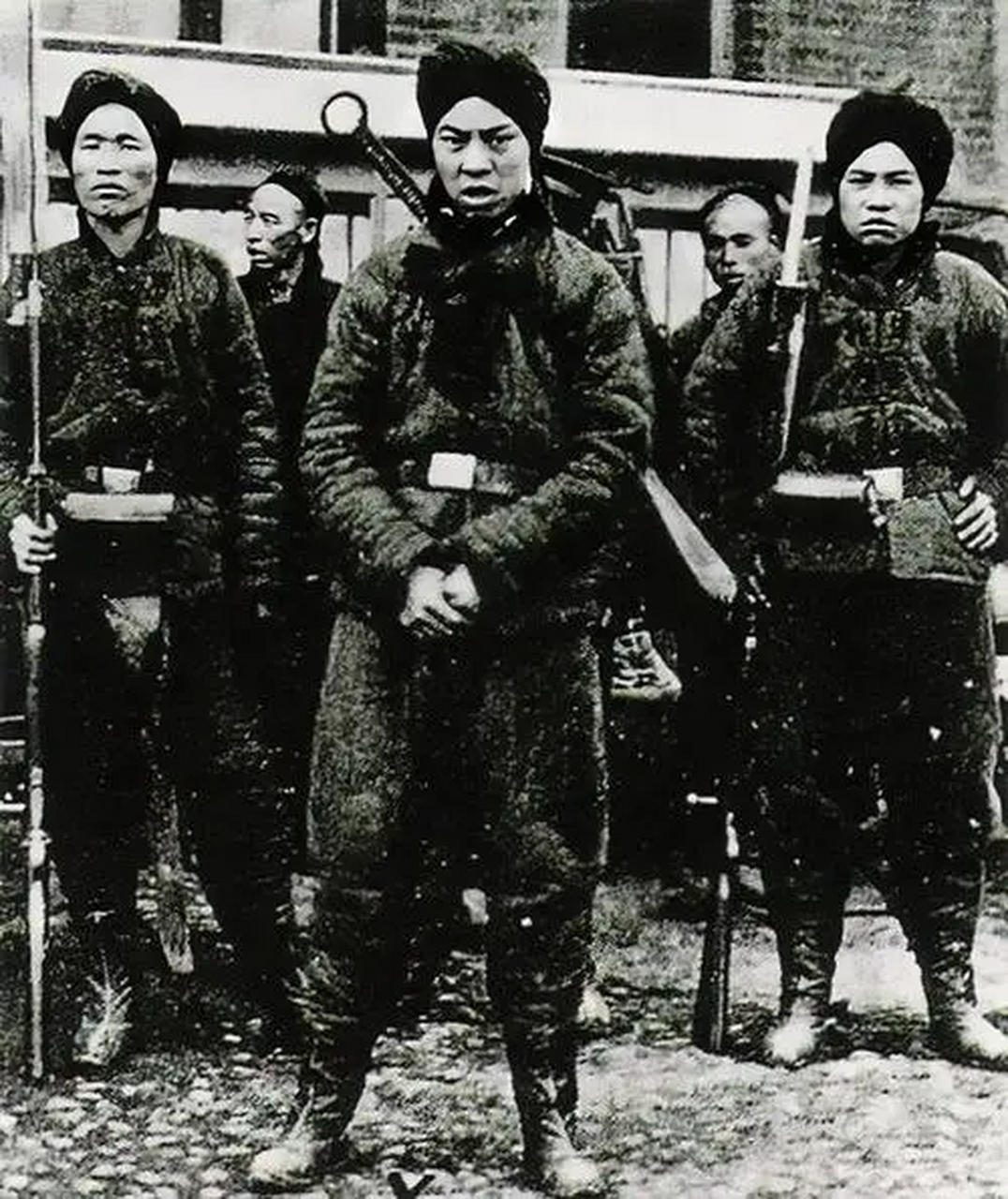 1900年,三名义和团成员,也就是拳民,挺身而立,面对着洋枪洋炮,他们没