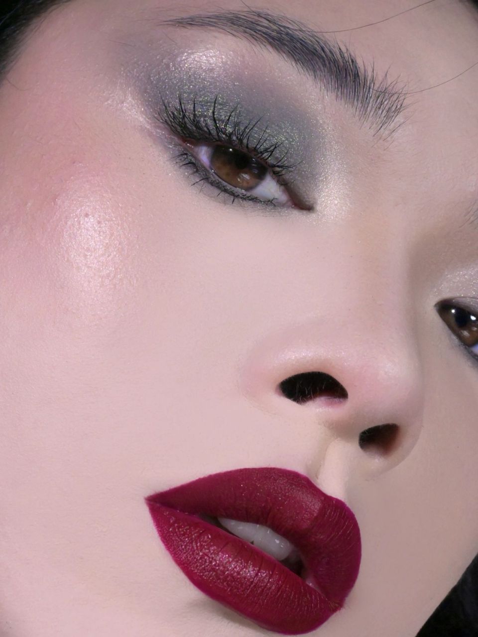 丛林蛇系 暗黑烟熏眼妆 万圣将近,继续画暗黑妆容,今天烟熏眼妆配深色