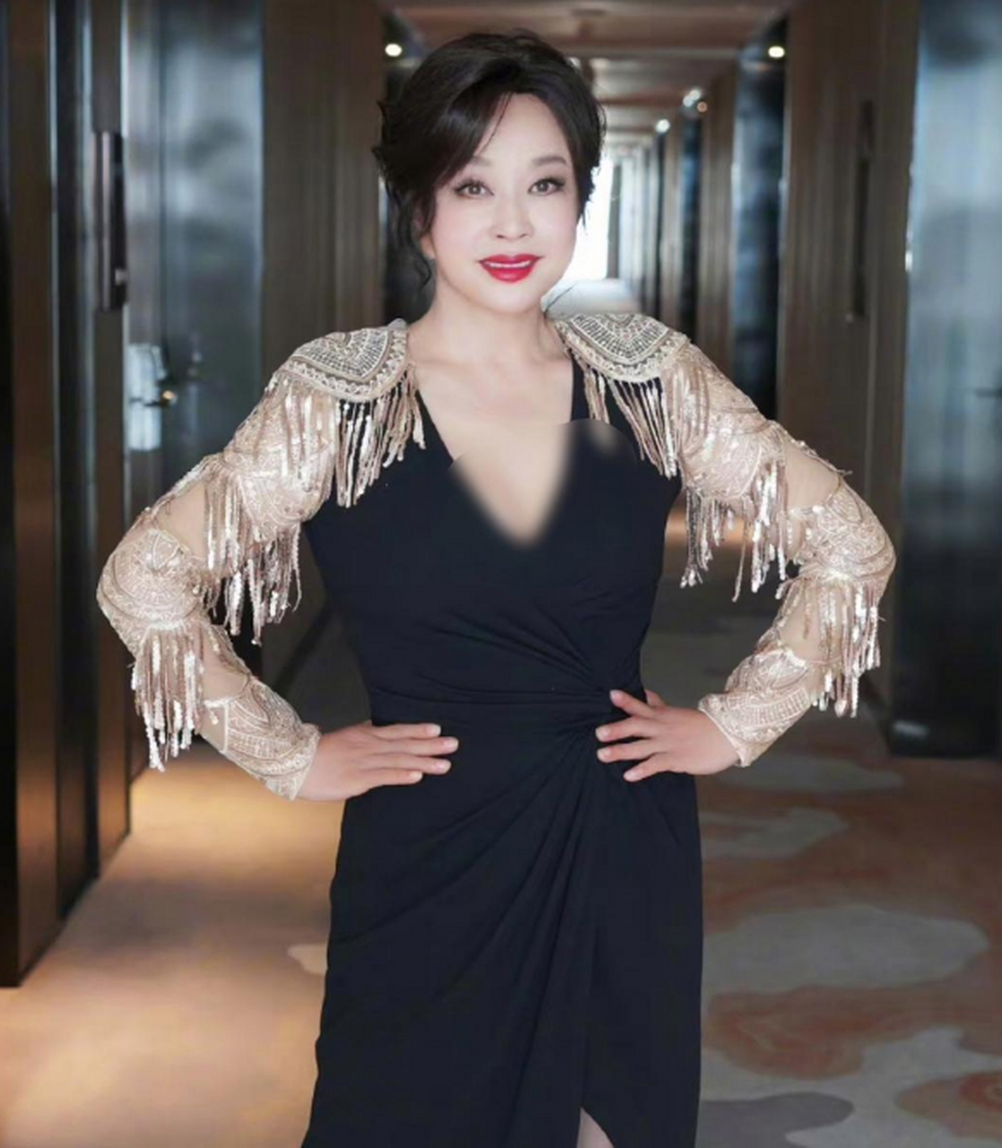 刘晓庆穿上礼服参加活动,精气神十足,整体看下来还是很有范儿的.