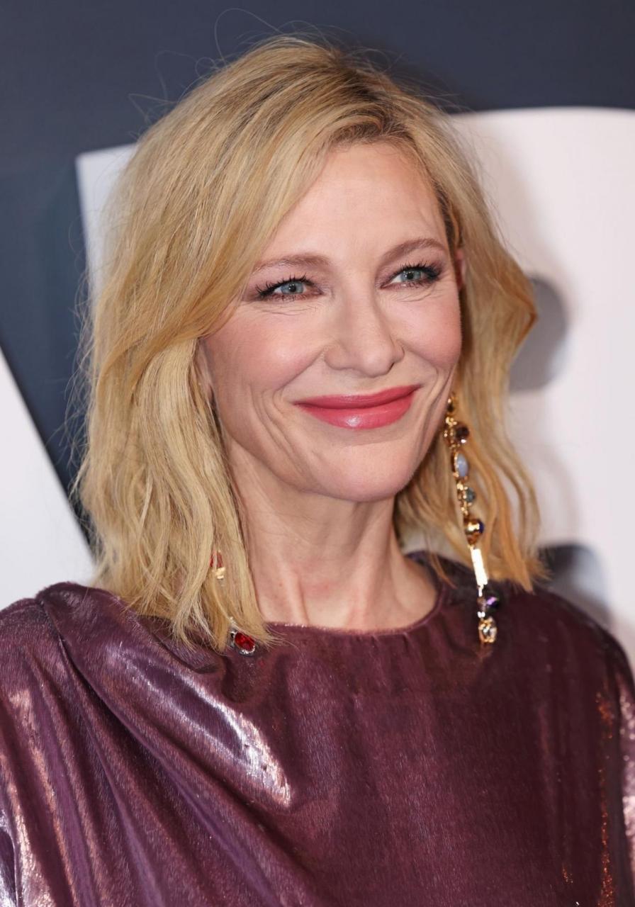 大魔王凯特布兰切特《塔尔》英国首映红毯造型[比心]风华依旧有皱纹更