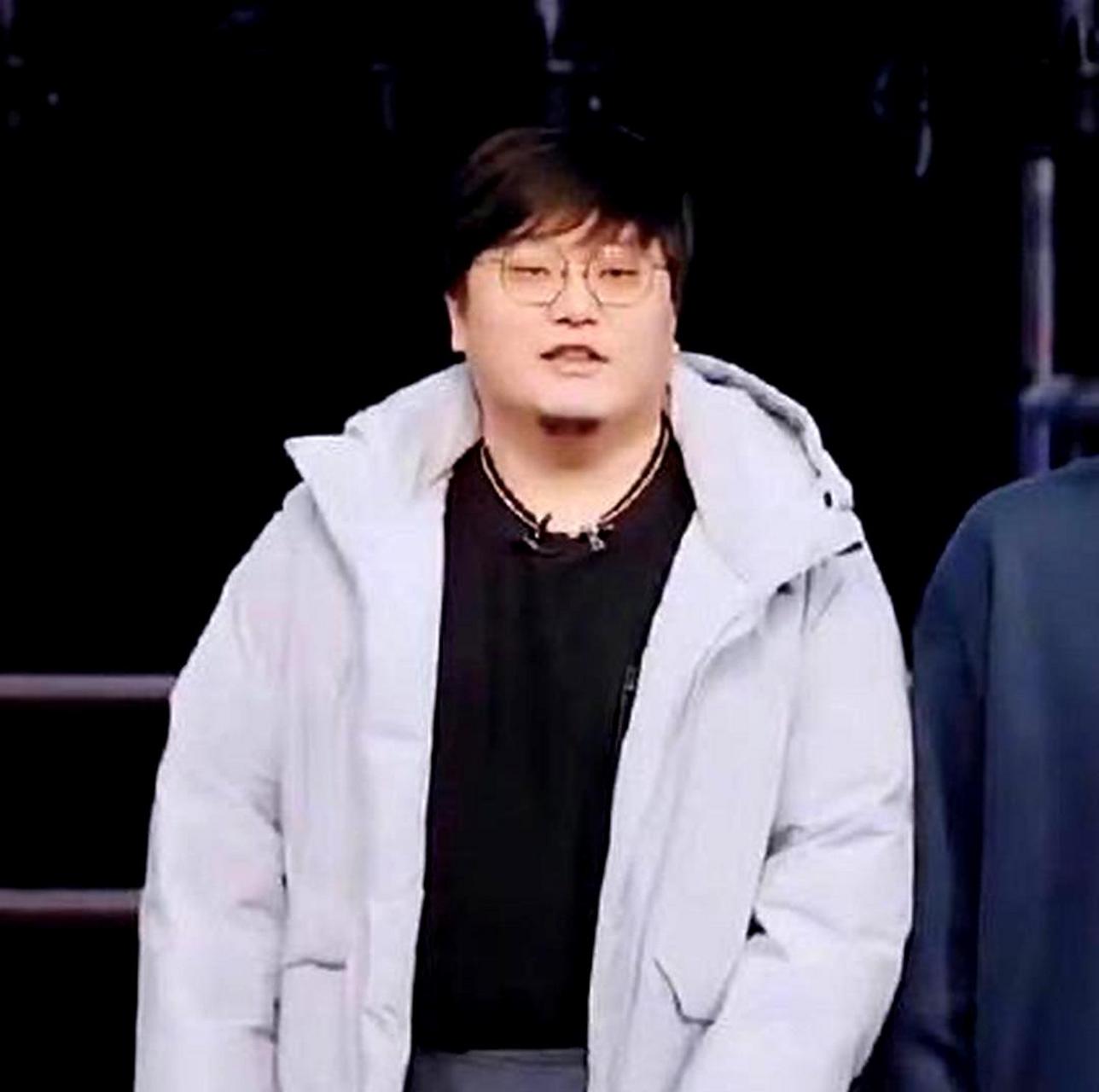 康洪的名字被改成了王建国,因为这个名字谐音梗很有趣.