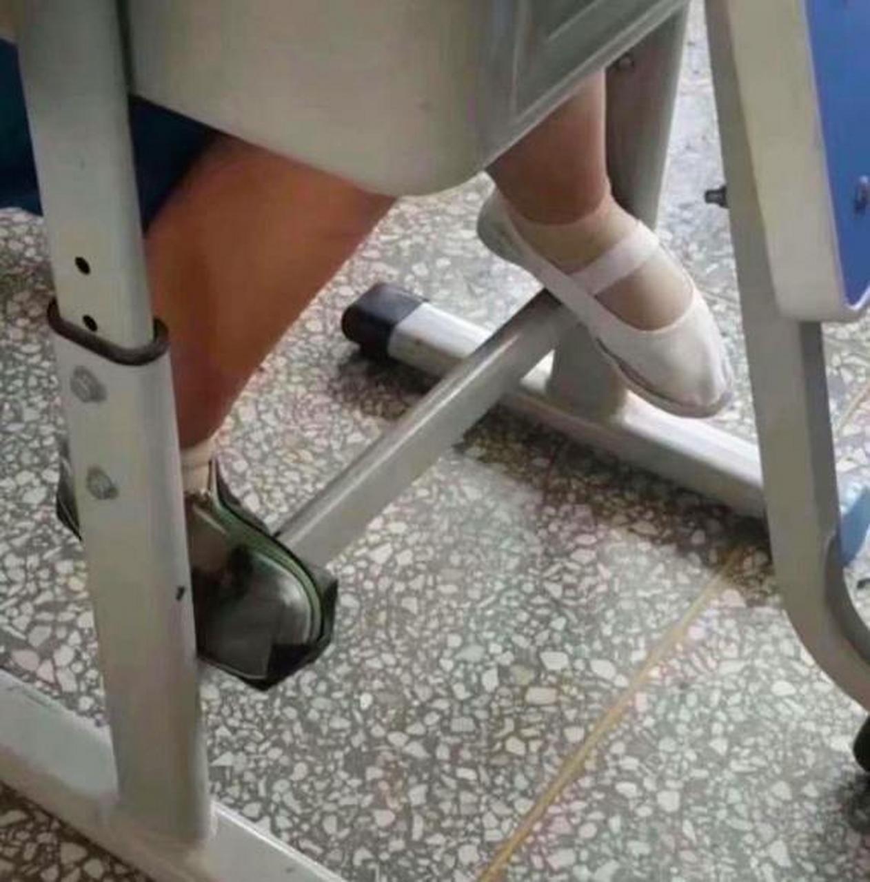 当女生的一只鞋子被跑丢了,这场面,就着实有些尴尬.