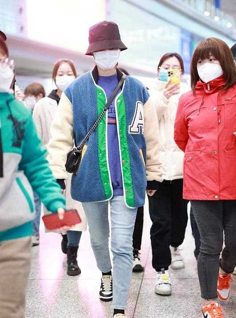 李宇春最新机场照来了,她穿了一件拼色的棒球夹克.